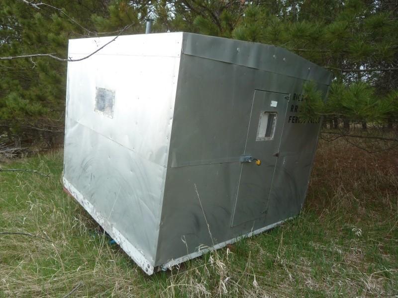 lot 19 image: Aluminum Fish house 8 x 8, alumin...