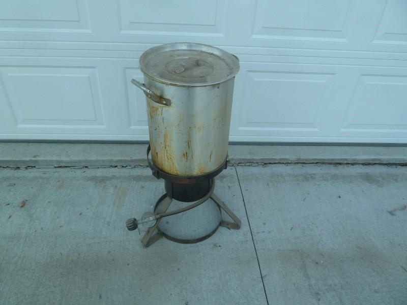 lot 22 image: Turkey Deep Fryer LP gas heat Come...