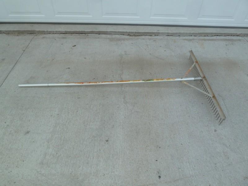lot 38 image: Tru&nbspTemper Aluminum Rake 36&q...