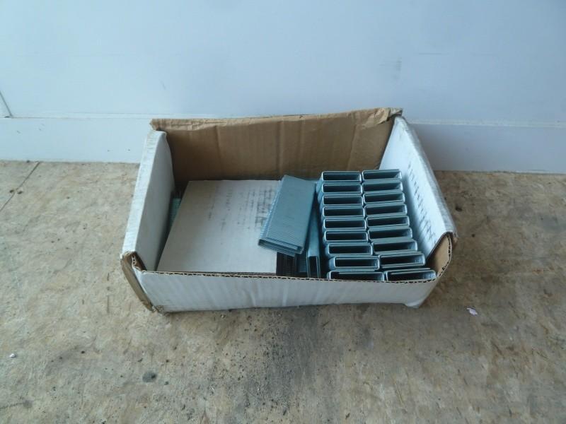 lot 65 image: Hitachi Floor Staples 716" x...