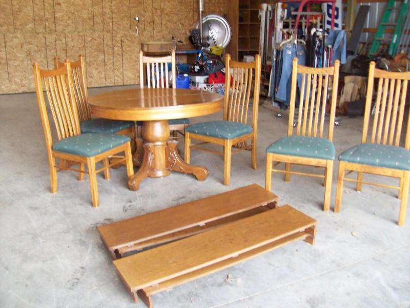Oak dining room table -(6) chairs -...