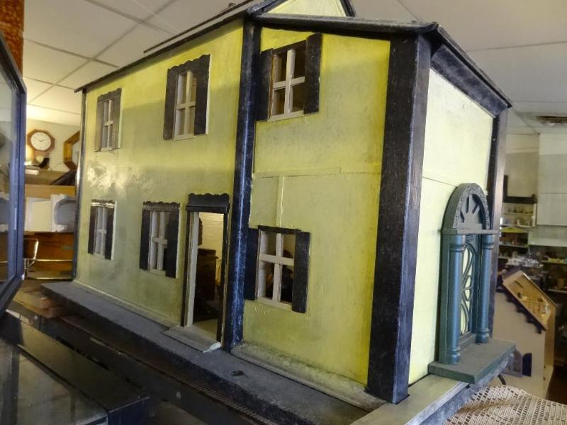 Dollhouse on Casters with Dcor...