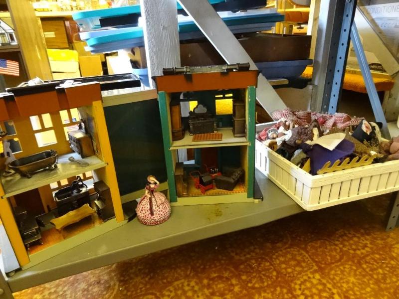 Carrying Doll House with Accessorie...