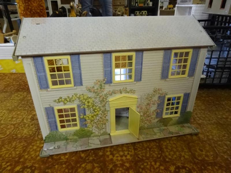 Metal Doll House with Some Dcor...
