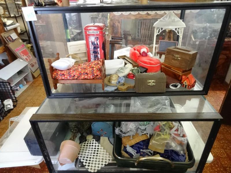2 Aquariums with Accessories to mak...