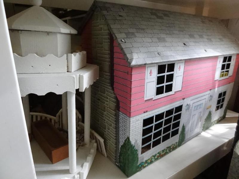 Metal Doll House with Plastic Furni...
