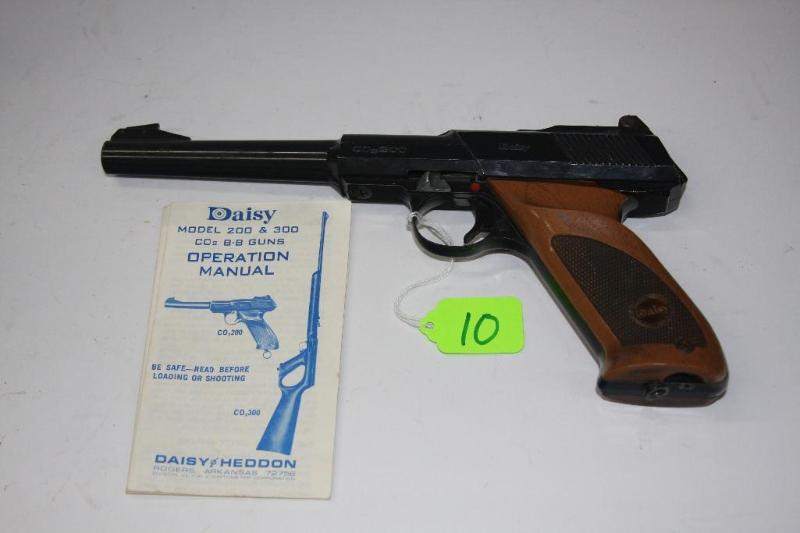 lot 10 image: Daisy BB vintage gas pistol. Uses C...