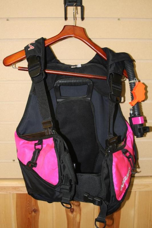 lot 72 image: Oceanic Dive Vest and hose. Ladies ...