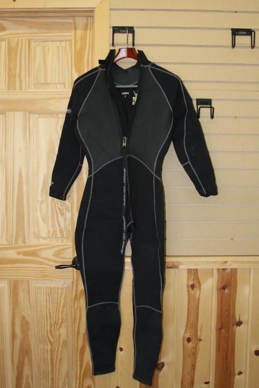 lot 73 image: Body Glove full body dive suit. Wom...