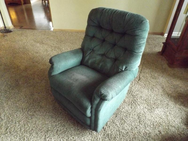 lot 15 image: Lazy Boy Recliner Green.  Show...