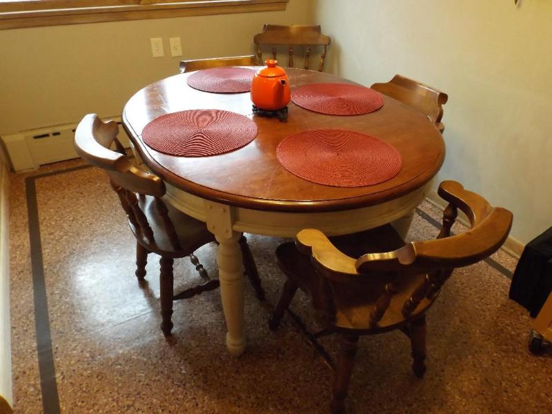lot 2 image: Dining room table with 2 leafs and ...