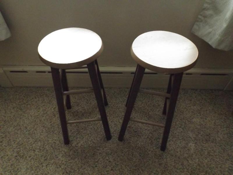 lot 23 image: 2 matching bar style stools, measur...
