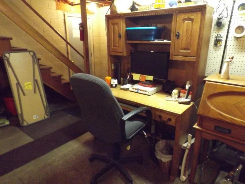 lot 26 image: Computer deskoffice desk.  So...