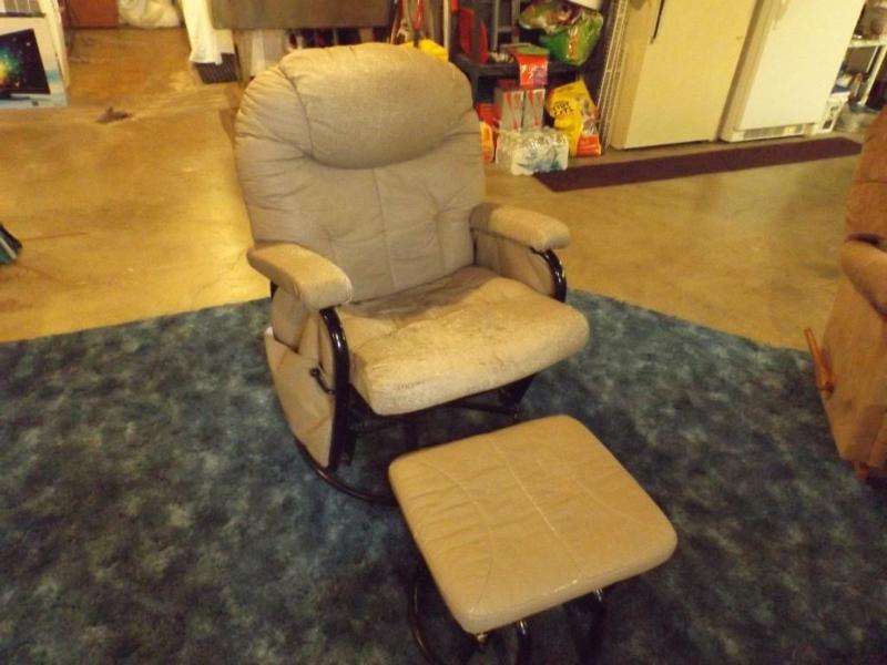 lot 31 image: Recliner with ottoman.  Tubula...