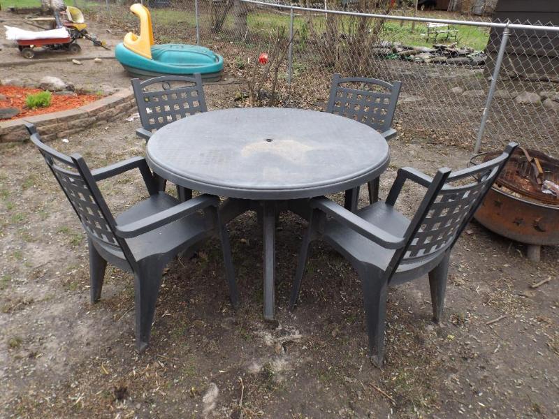 lot 39 image: Round outdoor picnic table with 4 c...