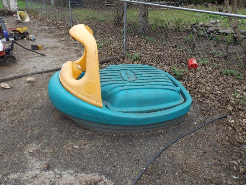 lot 40 image: Lil Tykes covered Tug Boat sand box...