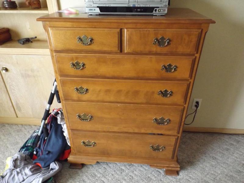 lot 6 image: 6 Drawer Ethan Allen solid wood dre...