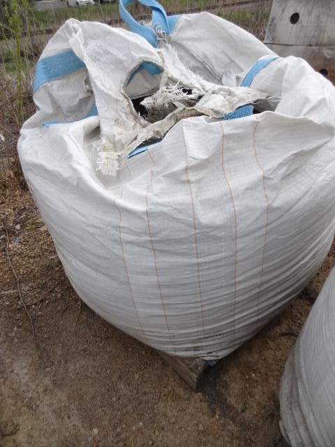 Approx 550 lbs of black rubber mulc...