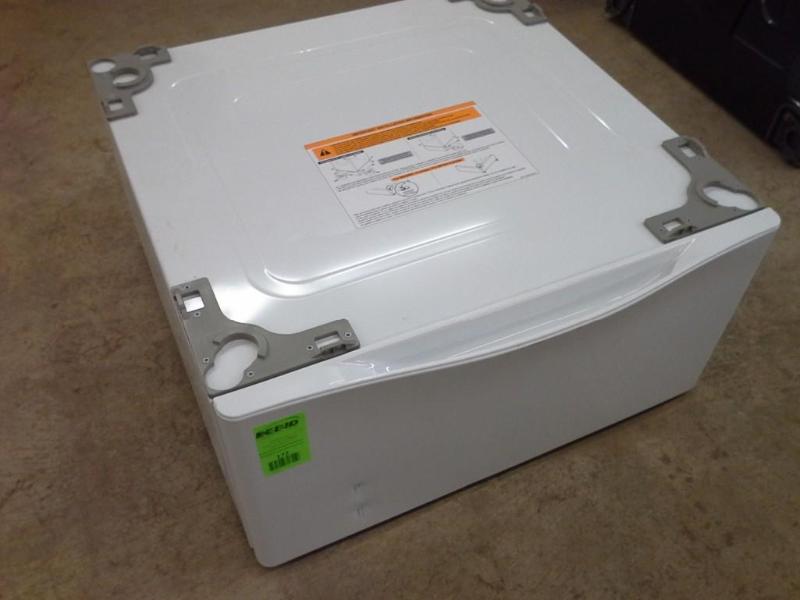 lot 172 image: WasherDryer Pedestal