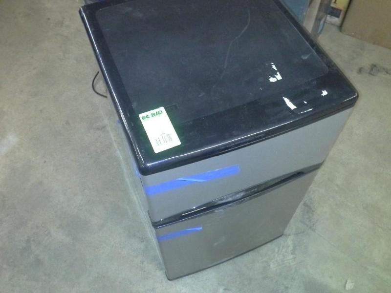 lot 359 image: Compact Refrigerator