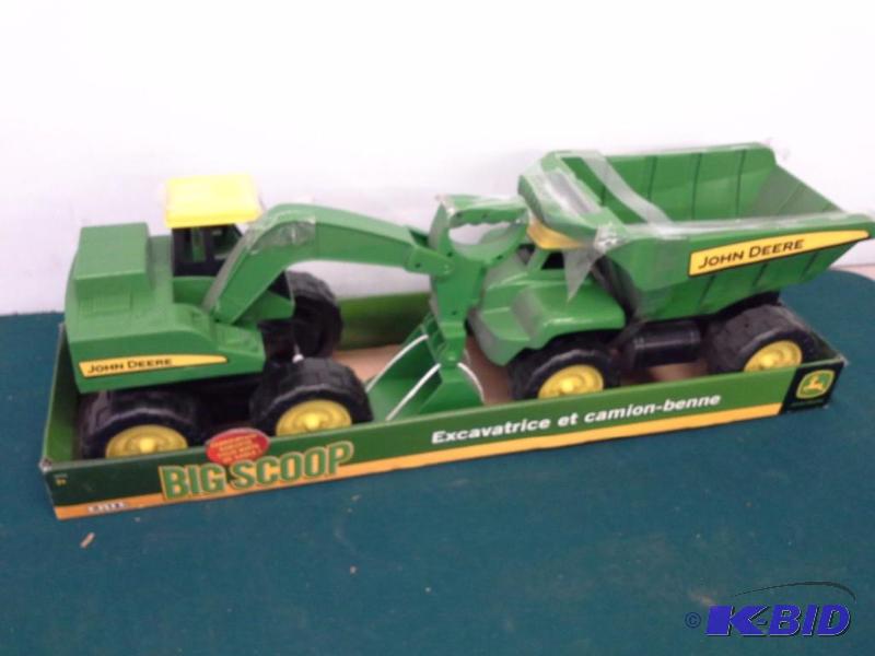 lot 395 image: John Deere Plastic Toy Set