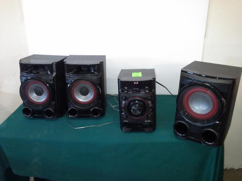 lot 88 image: Lg Mini Stereo