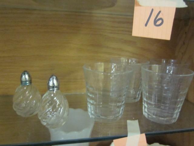 lot 17 image: Lot of (4) basket weave glasses and...