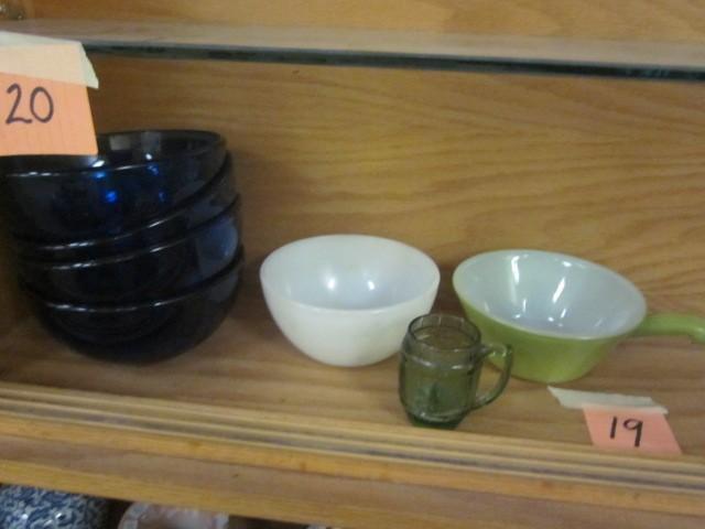 lot 19 image: Lot of (4) blue bowls and other ite...