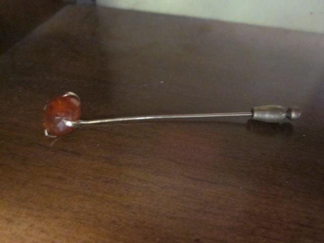 lot 2 image: 10 Karat gold Hold-On stick pin wit...