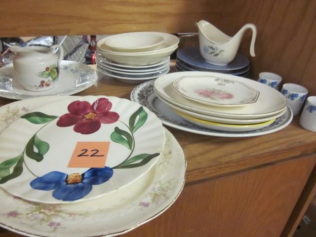lot 22 image: Miscellaneous lot of plates and bow...