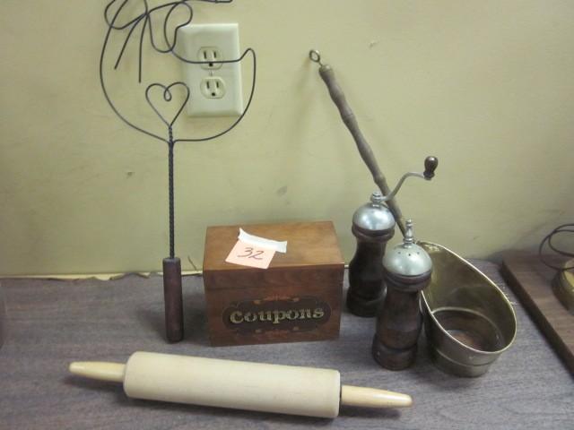 lot 32 image: Lot of miscellaneous vintage kitche...