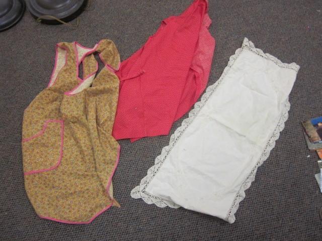 lot 46 image: Pair of vintage aprons and table ru...