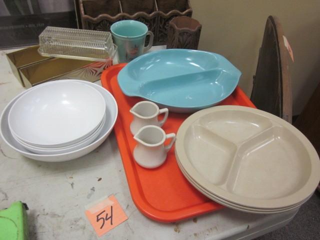 lot 54 image: Lot of Mid Century plastic plates, ...