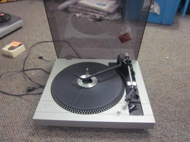 lot 60 image: Realistic Lab-77 turntable with nee...