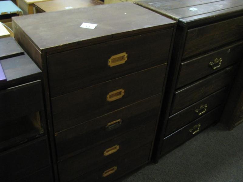 sturdy 5 drawer dresser. The handle...