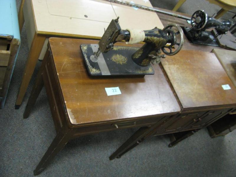 vintage singer sewing machine with ...