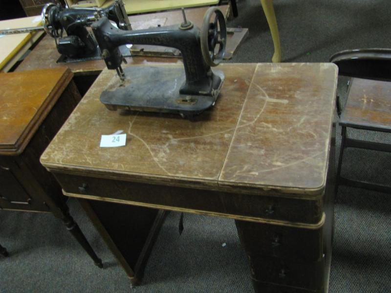 vintage singer sewing machine with ...