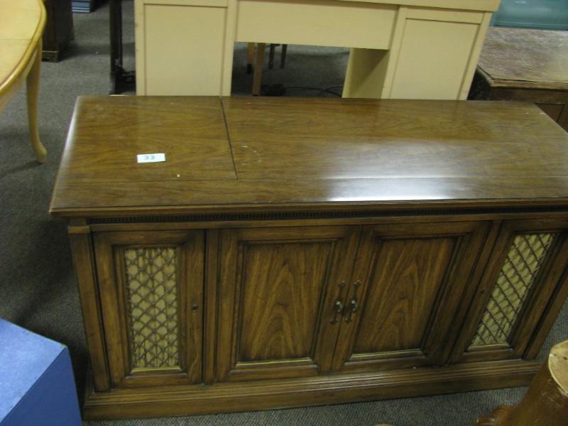 very nice magnavox cabinet stereo--...