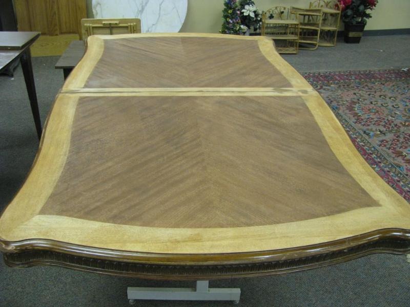 very nice dinning room table. This ...