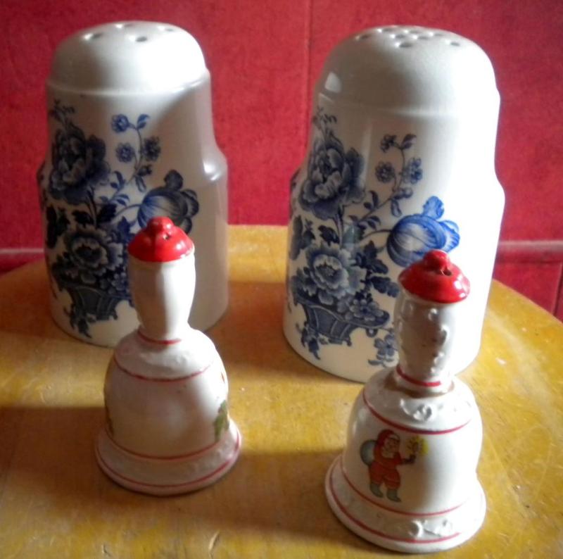 Lot of 2 salt and pepper shakers Vi...