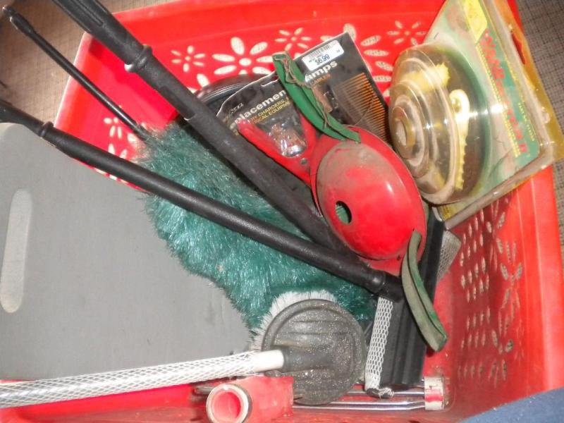 Laundry basket of miscellaneous hou...