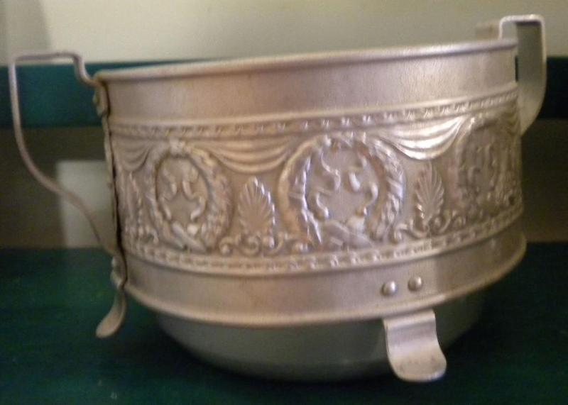 Beautifully ornate vintage jell0 mo...