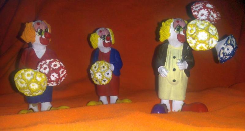 Lot of 3 whimsy clowns holding flow...