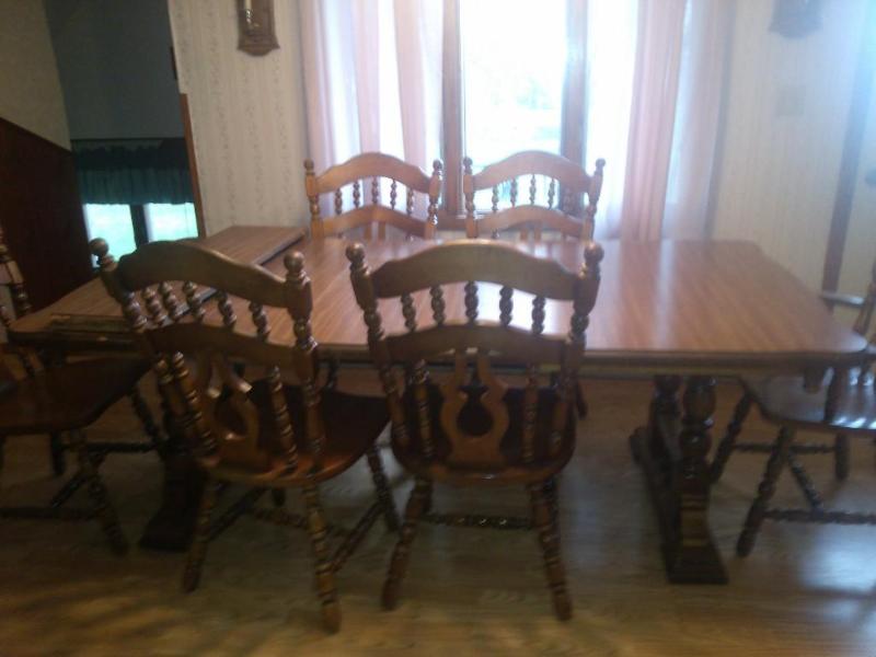 Beautiful table with 3 leafs and 6 ...