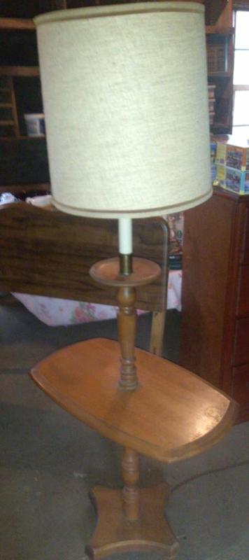 End table with lamp, perfect condit...