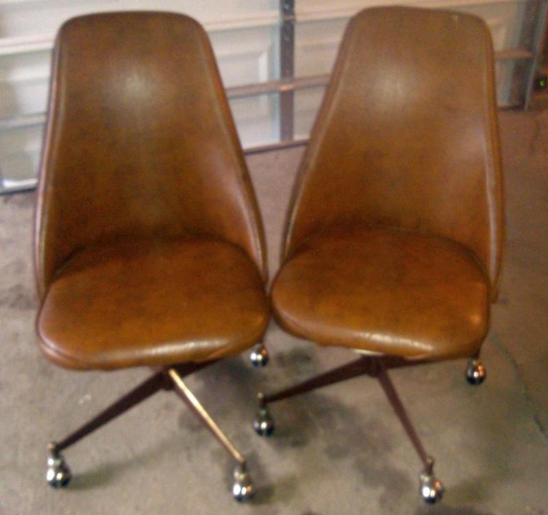 Set of 2 chairs on coasters, perfec...