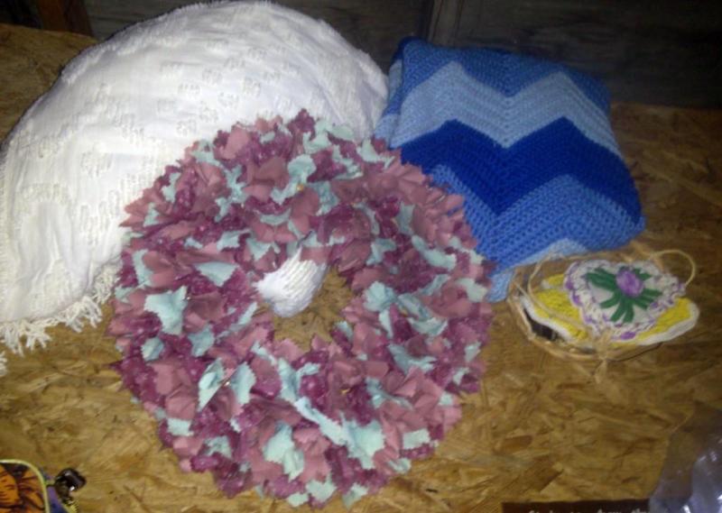 Lot of household blanket, wreath po...