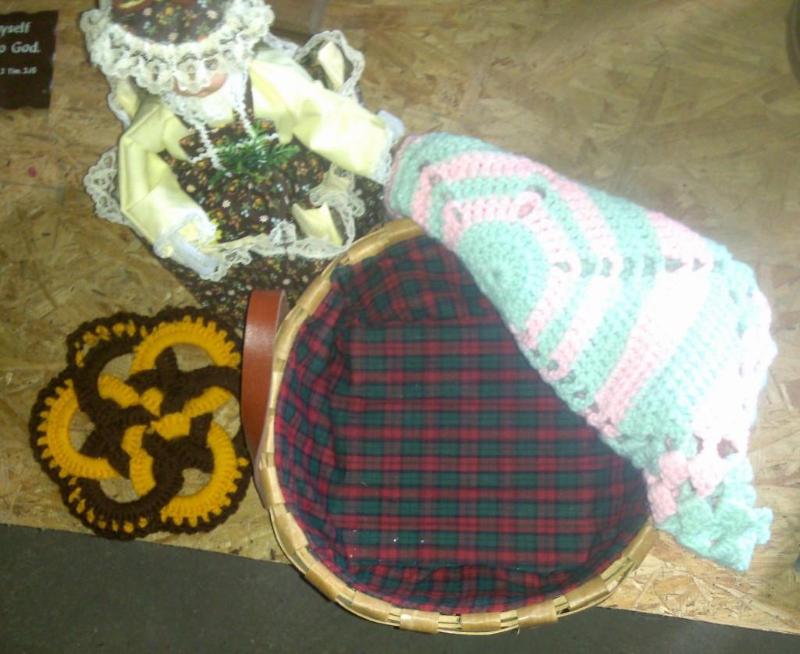 Lot of household pot holders, wicke...