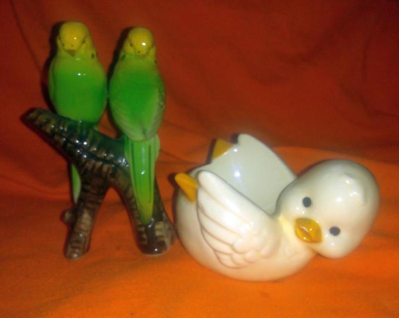 Vintage parrots figurine 4&quot ta...
