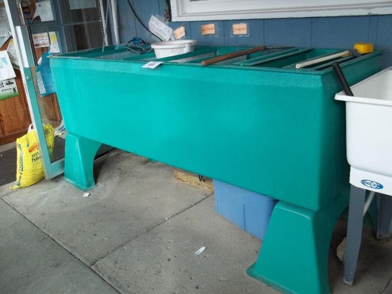 Minnow tank with aerator...